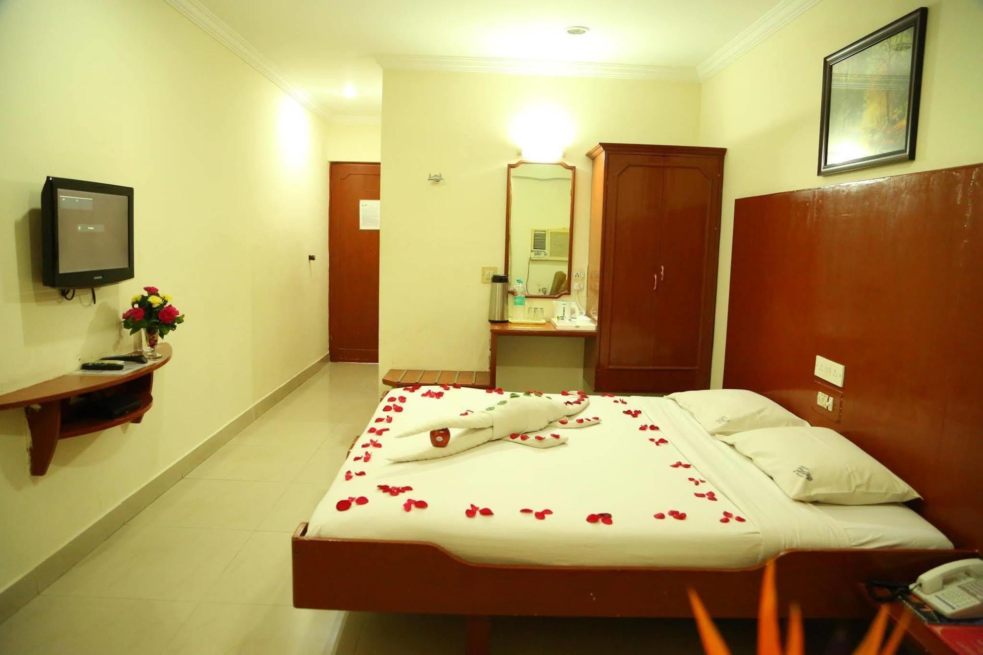 Hotel Sooriya Residency Chennai Bagian luar foto